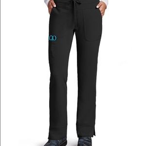 GREY'S ANATOMY™ SIGNATURE
CALLIE PANT – 3 POCKET LOW-RISE SHAPED LEG CARGO PANT